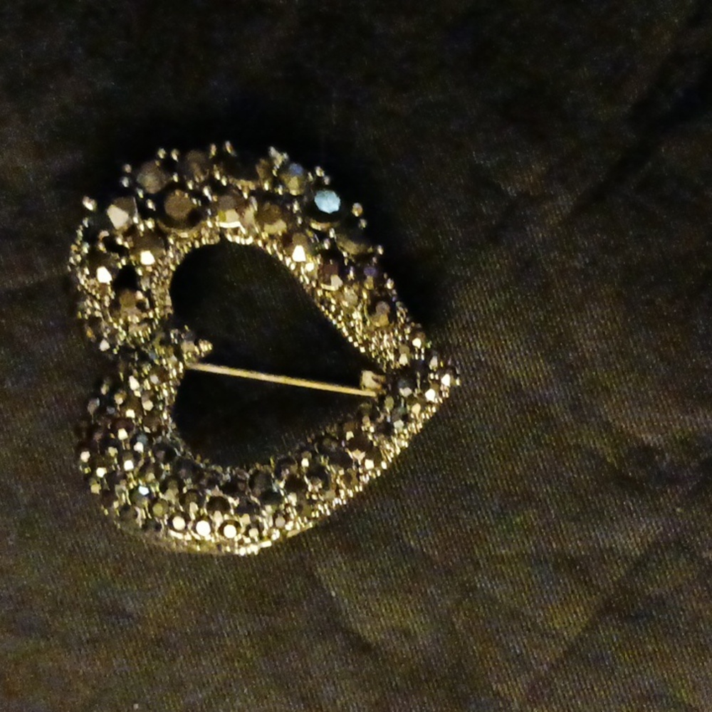 Black heart brooch